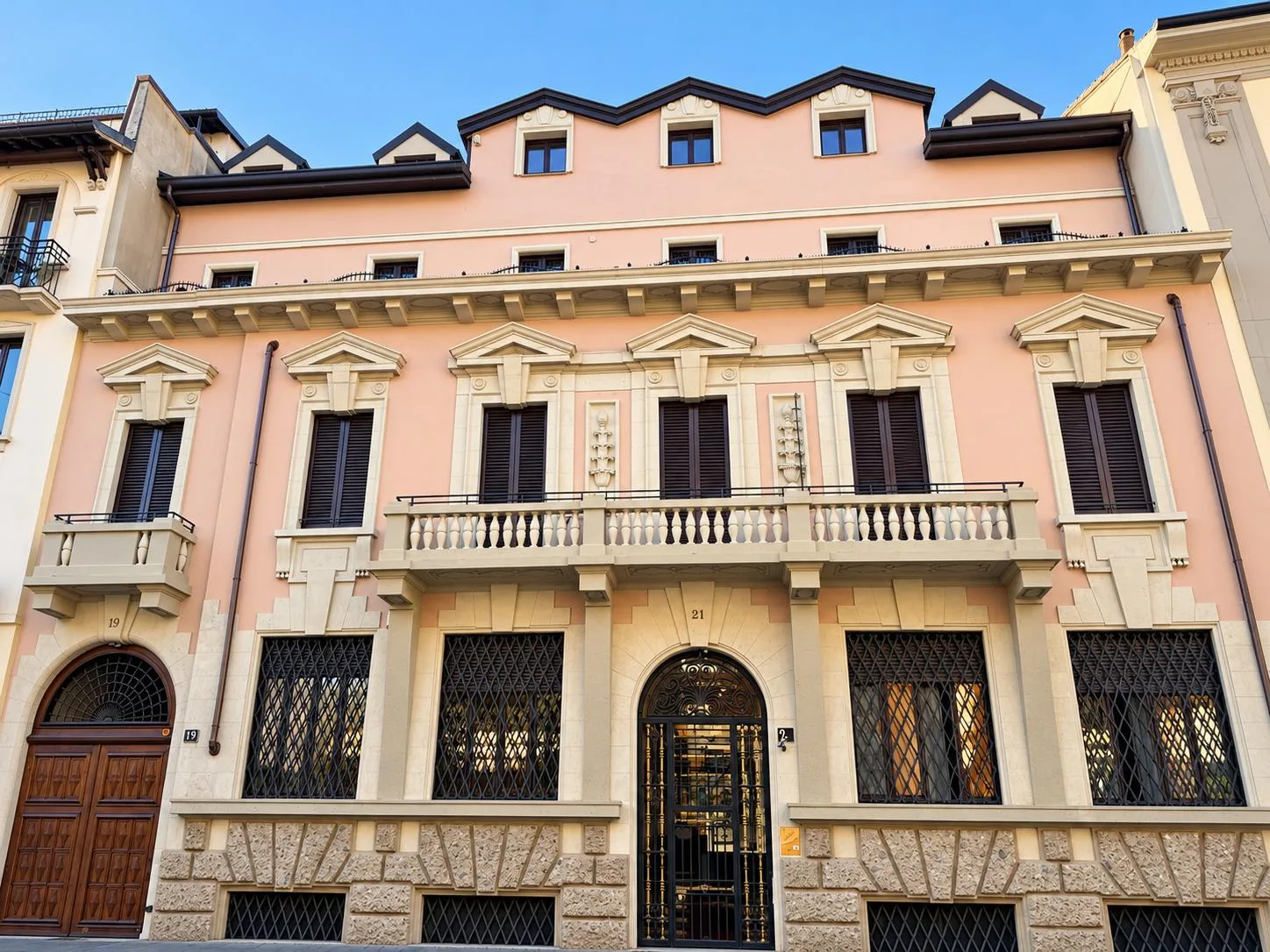 Appartamento di 220 mq con 80 mq di terrazzo e veranda, in palazzo d'epoca interamente ristrutturato
— foto 1 di 14